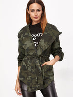 Chaqueta cruzada con cuello chal con capucha y estampado de camuflaje verde olivo