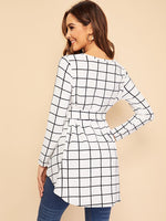 Blusa con cinturón y dobladillo asimétrico con rejilla superior