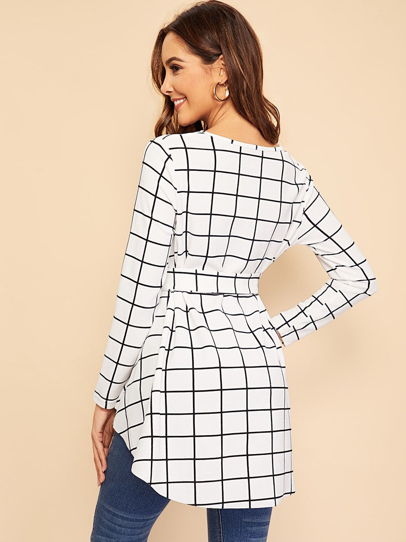Blusa con cinturón y dobladillo asimétrico con rejilla superior