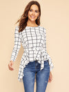Blusa con cinturón y dobladillo asimétrico con rejilla superior