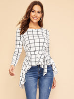 Blusa con cinturón y dobladillo asimétrico con rejilla superior