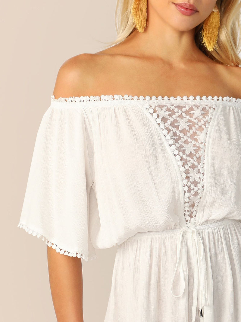 Vestido con corte a la cintura, con cordón de encaje y encaje con hombros descubiertos