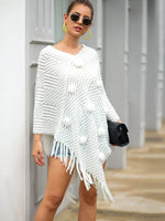 Suéter tipo poncho con pompones y flecos con cuello en V
