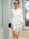 Suéter tipo poncho con pompones y flecos con cuello en V