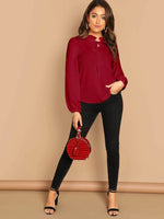 Top con dobladillo curvo con cuello anudado y volante