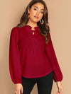 Top con dobladillo curvo con cuello anudado y volante